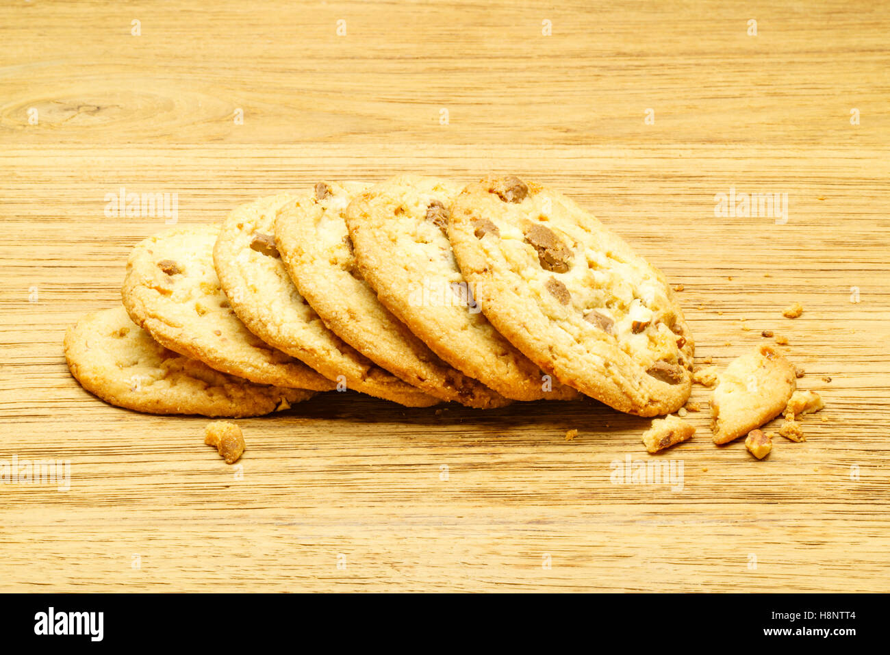 Vollmilch Schokolade Mandel Cookies auf einem Holzbrett Stockfoto