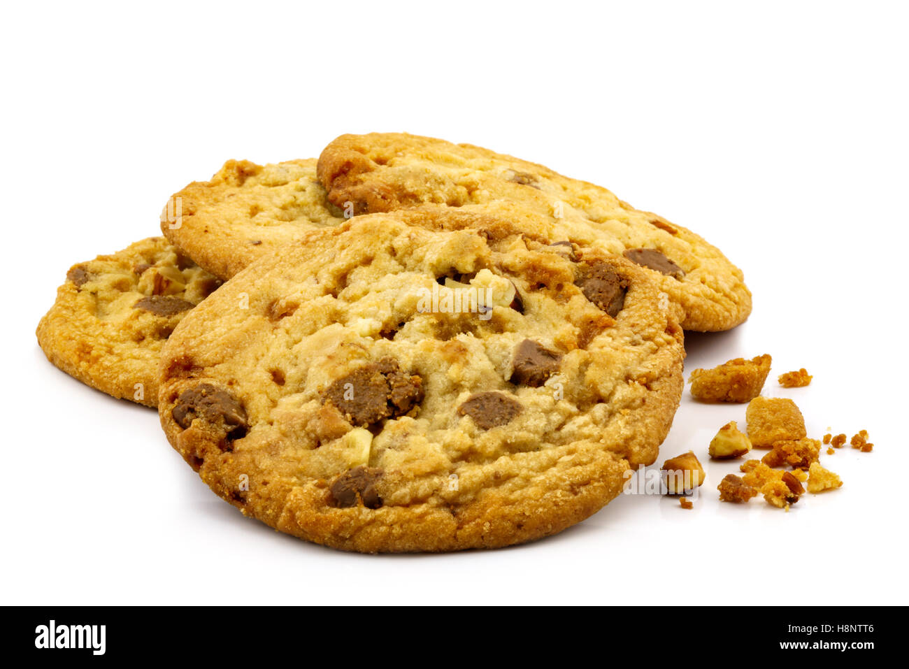 Haufen von Milchschokolade Mandel Cookies auf weißem Hintergrund Stockfoto