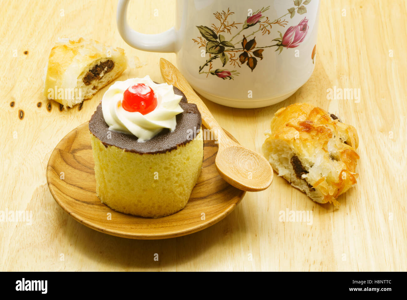 Kuchen und Pudding auf einem Holzbrett Stockfoto