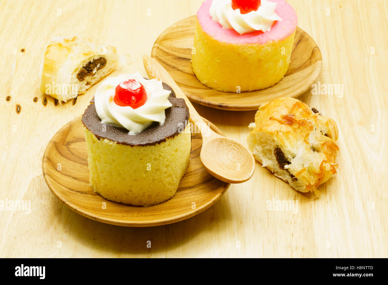 Kuchen und Stücke von Pudding auf Holzbrett Stockfoto