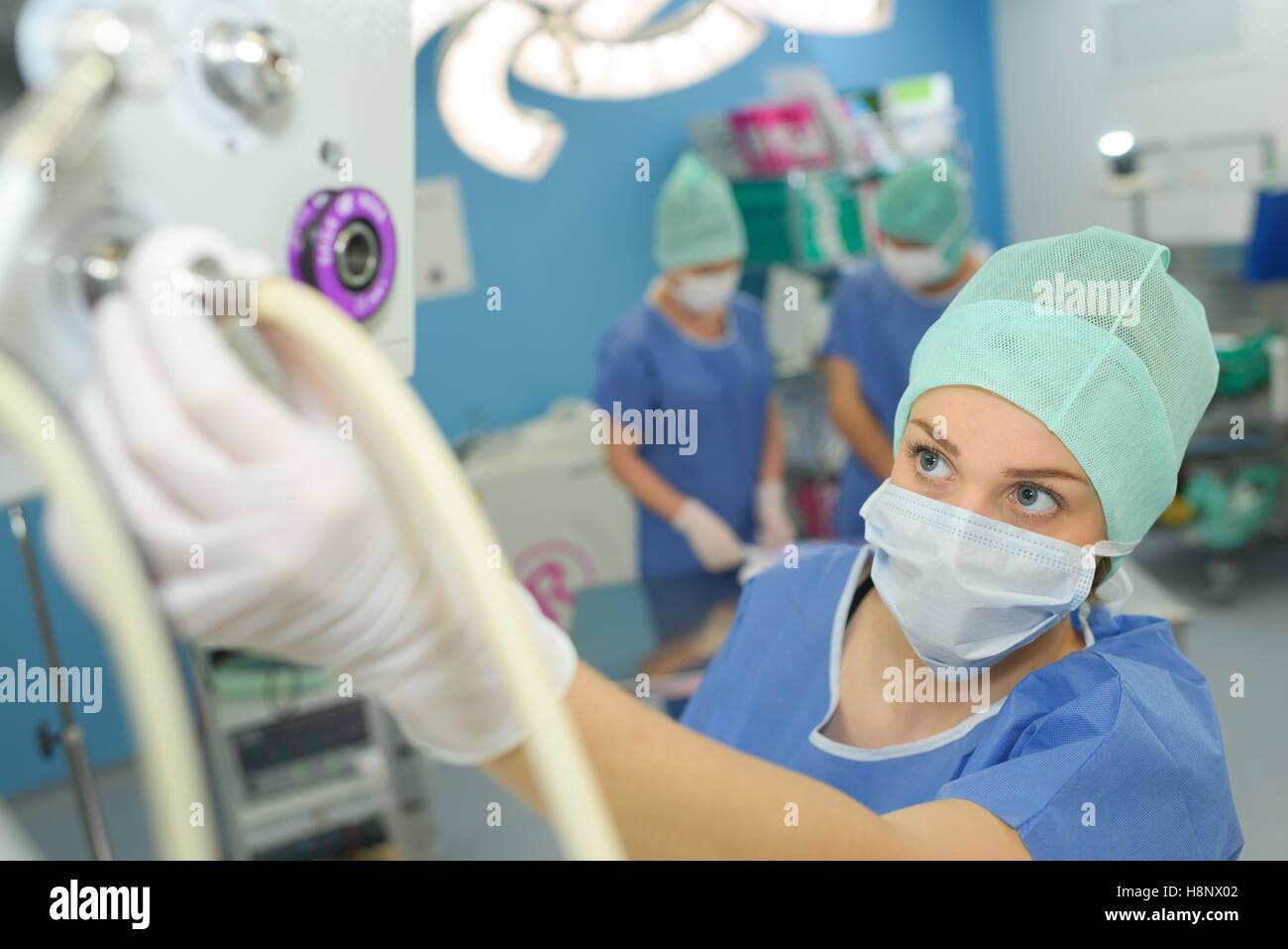 weibliche Chirurg medizinische Maschine einrichten Stockfoto