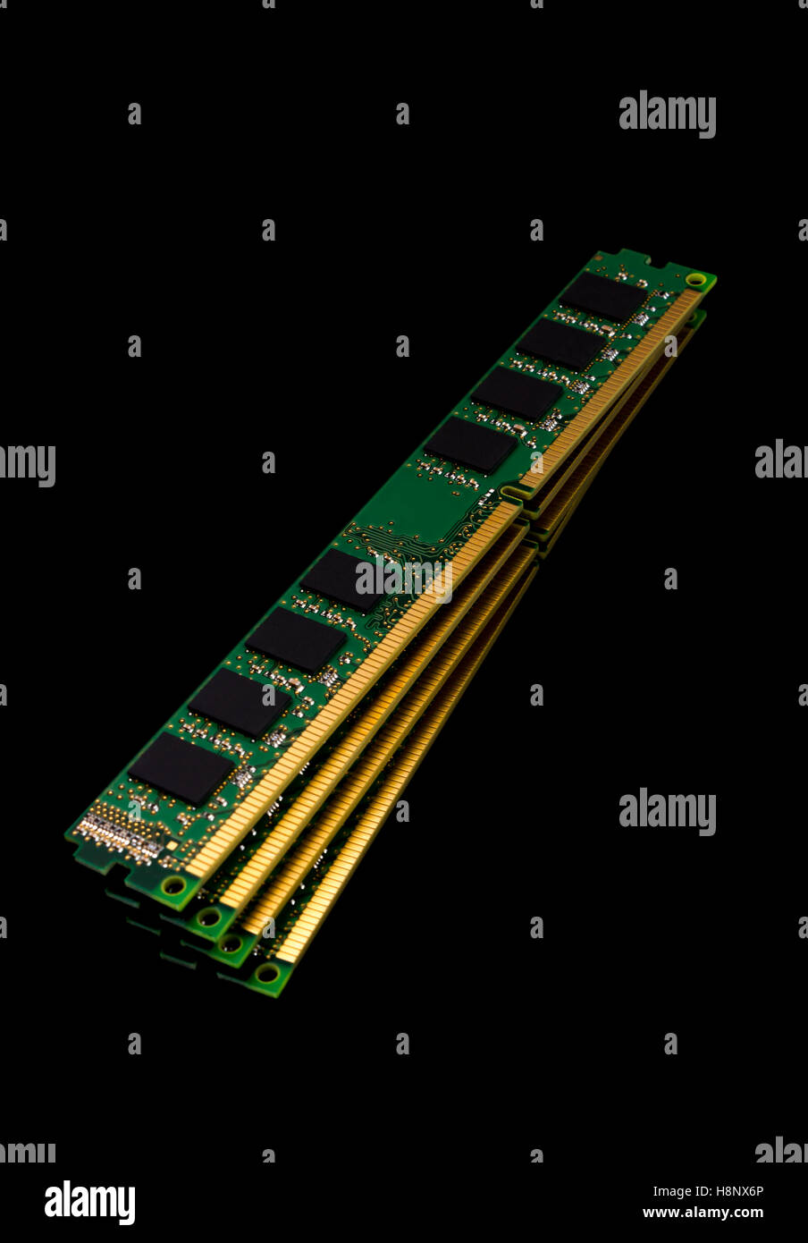 Elektronische Sammlung - Computer random-Access Memory (RAM) Module auf dem schwarzen Hintergrund Stockfoto