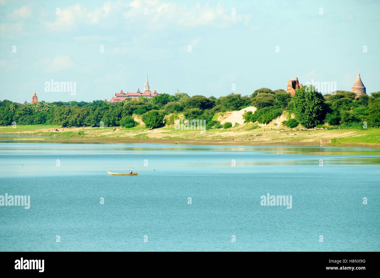 Angelboot/Fischerboot im Irrawaddy-Fluss mit Hintergrund der Pagoden von Bagan, Myanmar Stockfoto