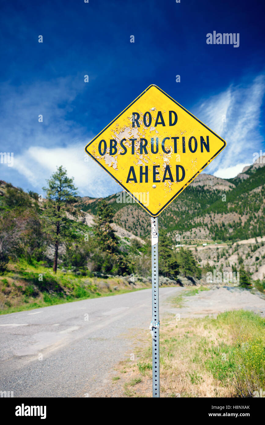 Ein Schild warnt vor eine Straße Behinderung voraus. Stockfoto