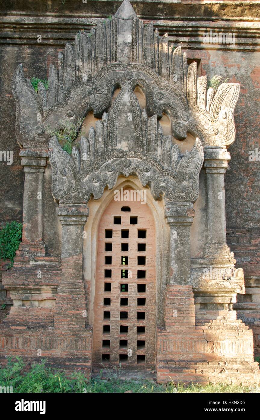 Kunstvoll geschnitzte Torbogen über zugemauert-Up-Gateway, Thisawadi Pagode, Bagan, Myanmar. Stockfoto