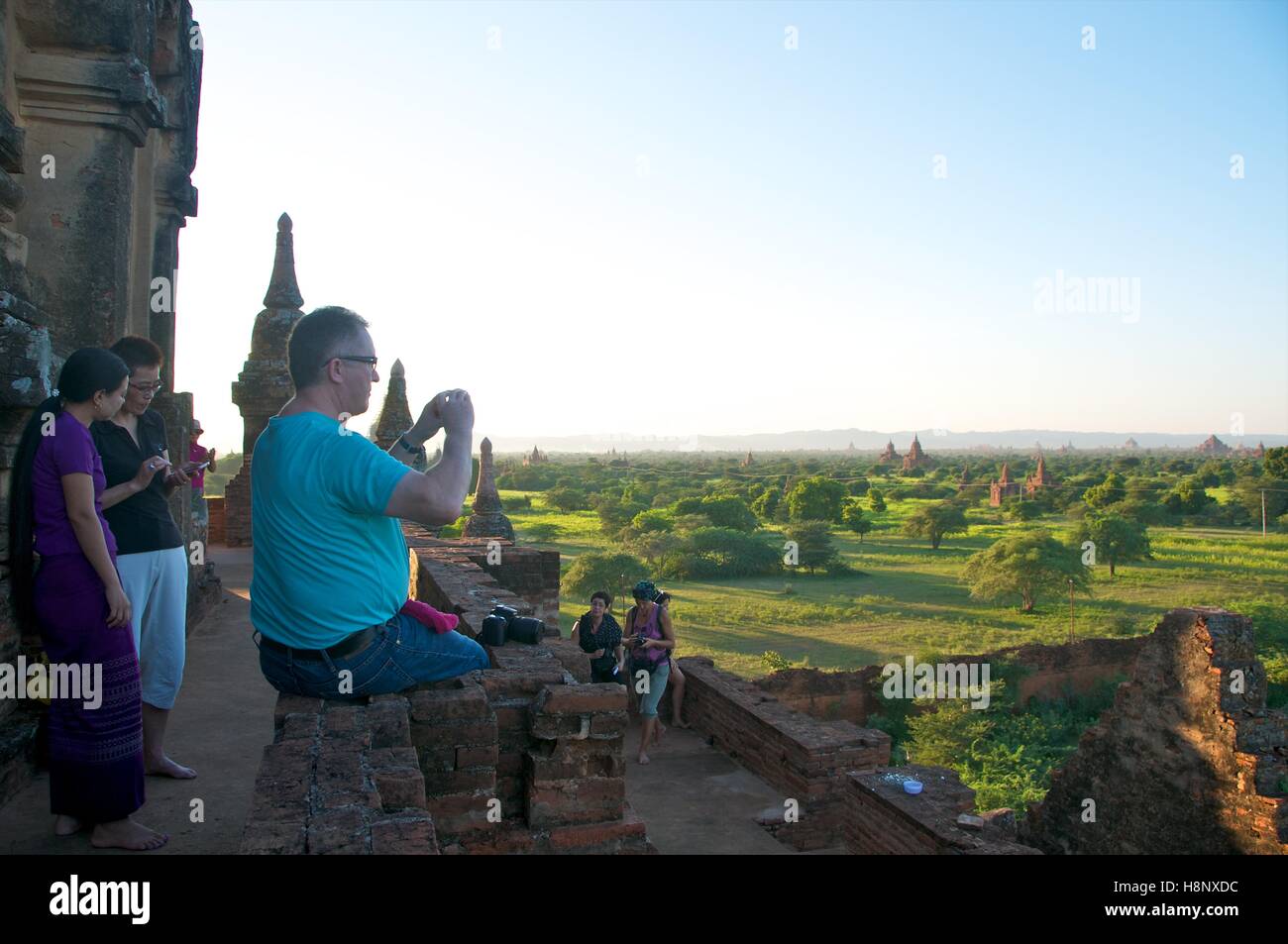 Bagan, Myanmar - 12. November 2014. Touristen fotografieren von Pagoden in der Tiefebene zu Bagan, Myanmar Stockfoto