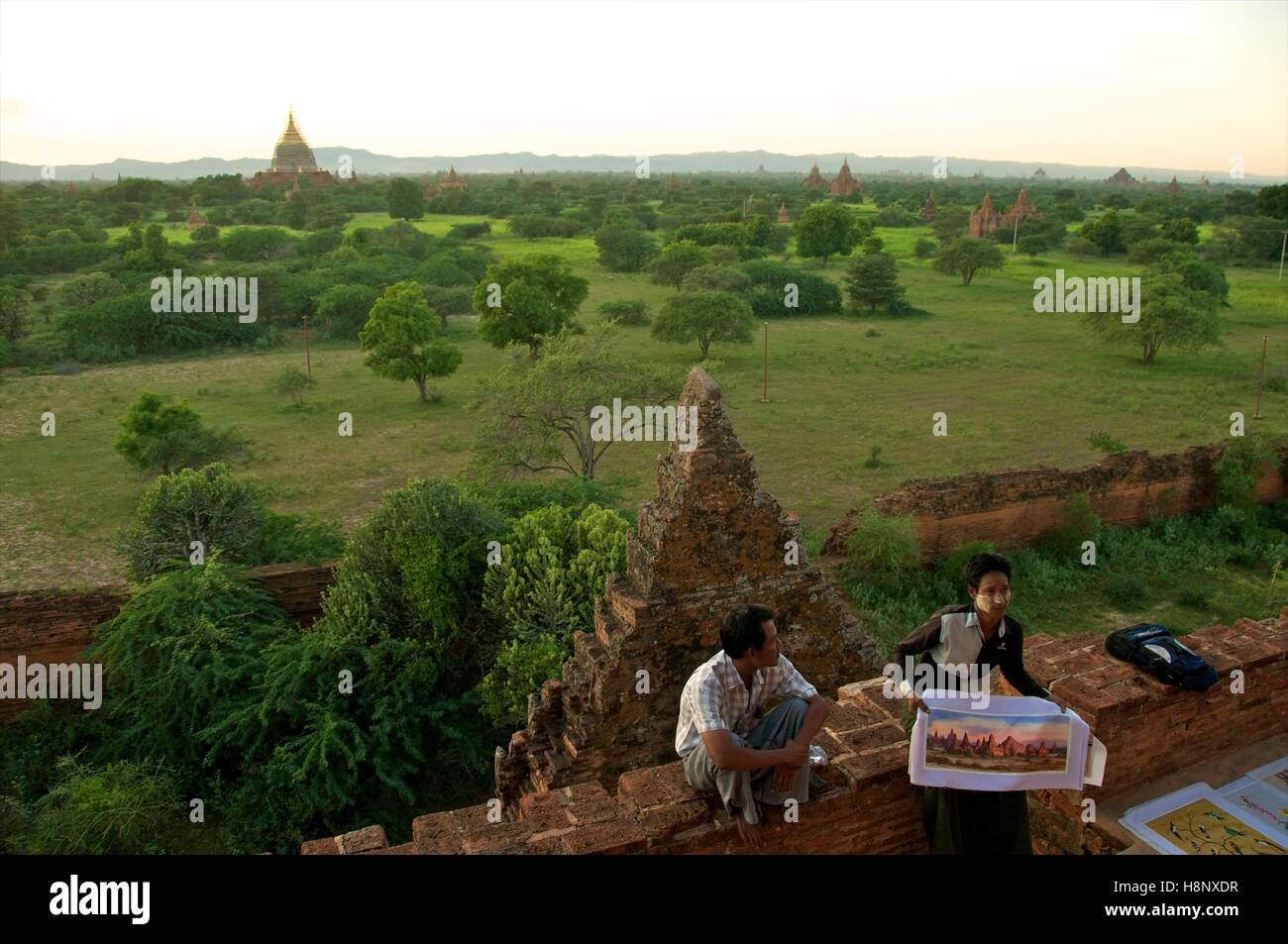 Bagan, Myanmar - 12. November 2014. Anbieter verkaufen Gemälde der Bagan-Ebene Thisa-Wadi Pagode. Stockfoto