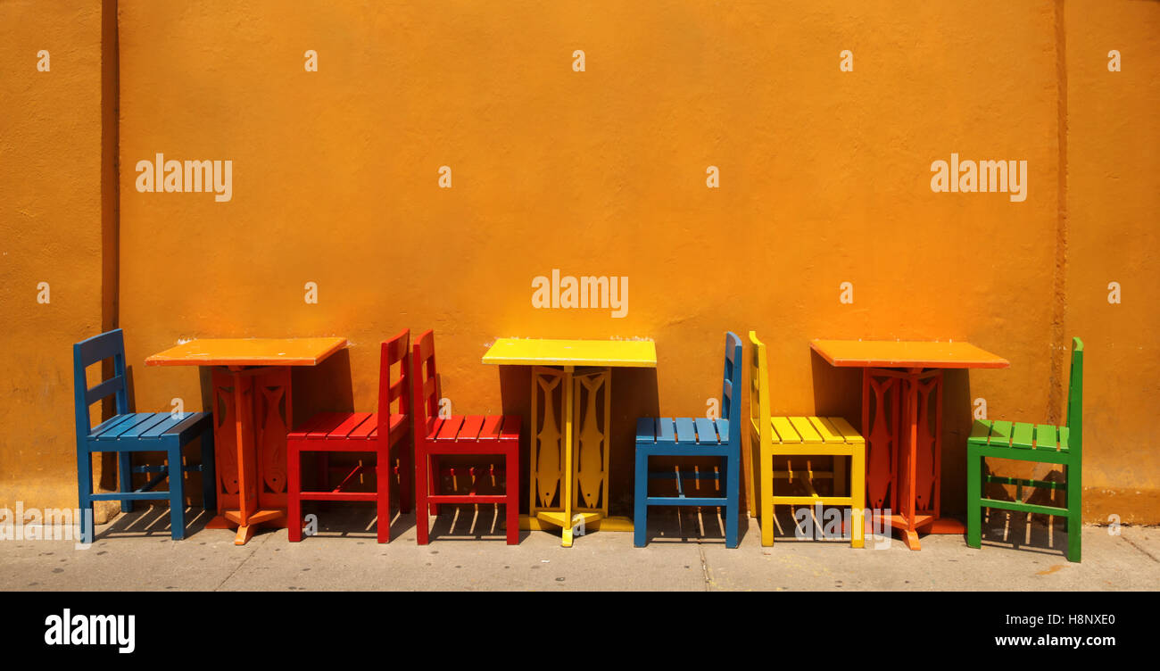 Bunte Tisch & Stühle bereit für ein Straßencafé oder im Restaurant. Stockfoto