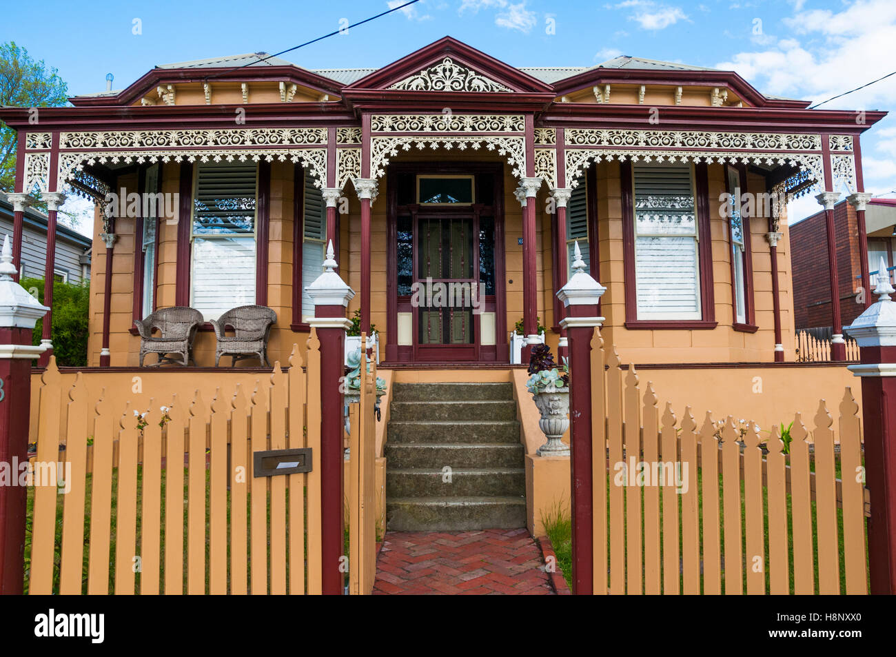 Späten viktorianischen Doppel-fronted Holz Haus in Melbourne, Anzeige der charakteristisch verzierten Veranda und Lattenzaun. Stockfoto