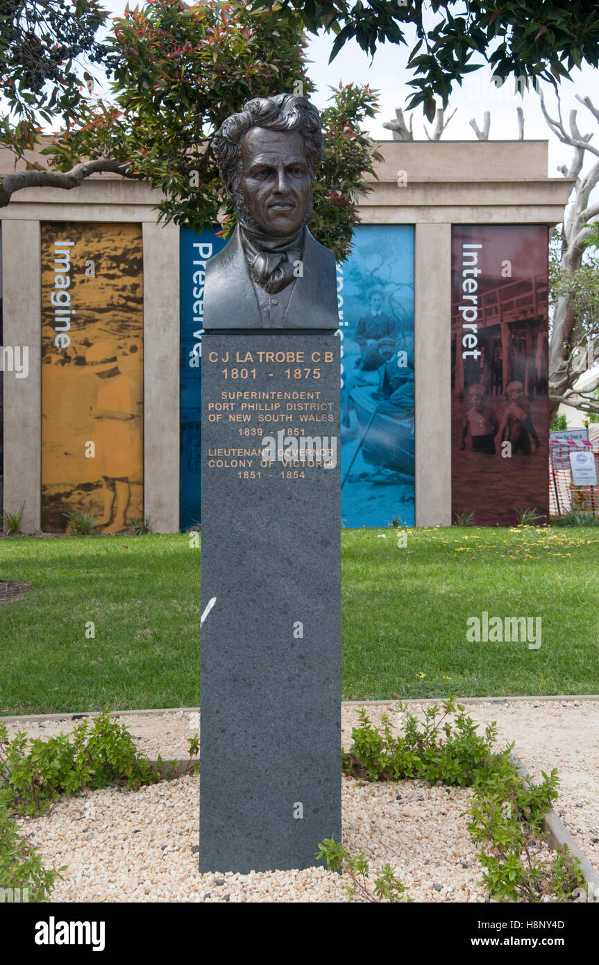 Denkmal für viktorianische Kolonialverwalter C.J. La Trobe außerhalb des Besucherzentrums in Queenscliff auf der Bellarine Halbinsel Stockfoto