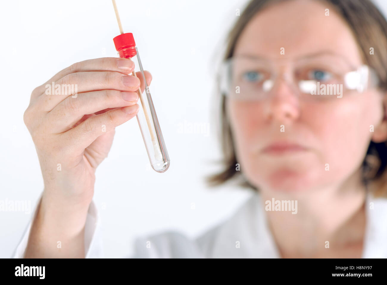 Labor Reagenzglas mit Wattestäbchen in der Hand des Wissenschaftlers, weibliche Medizin Profi im Labor Stockfoto