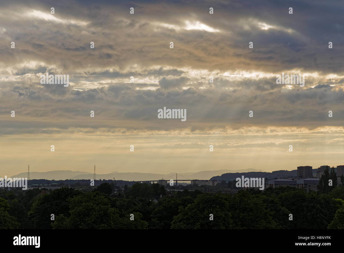 Dramatischer Himmel über ferne Erskine Bridge Kilpatrick und den westlichen Hügeln Stockfoto