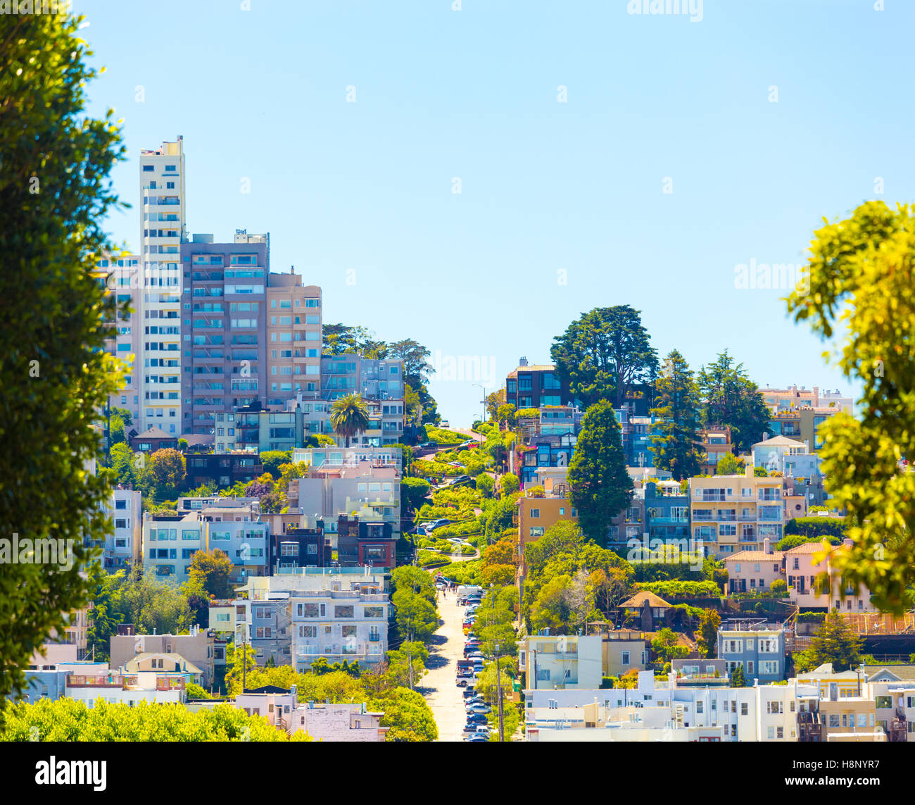 Fernblick über die krumme Straße der Welt, Lombard Street eine berühmte Touristenattraktion, gegen einen schönen Sommertag Stockfoto