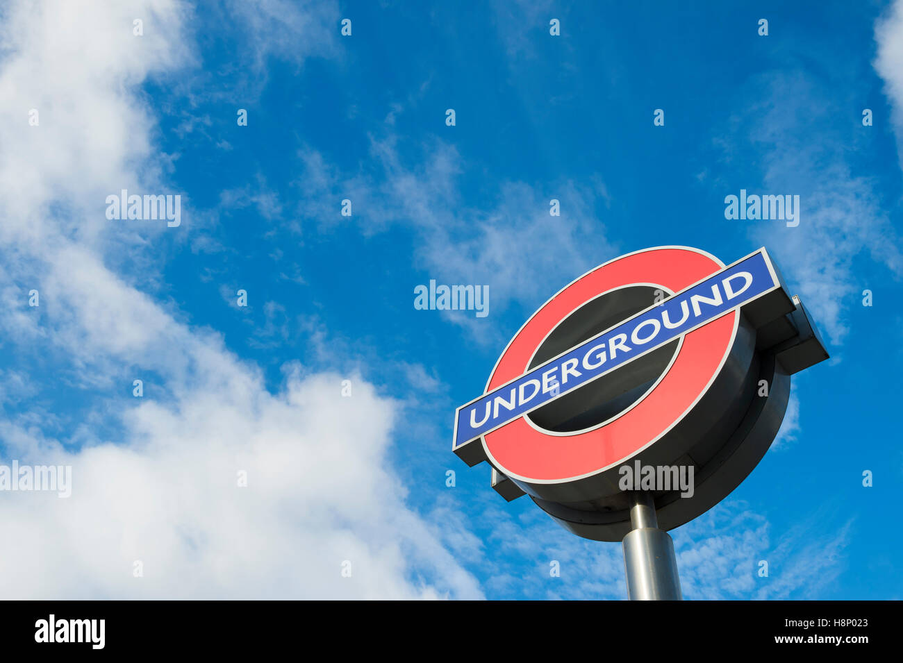 LONDON - 14. November 2016: Klassische Londoner U-Bahn Rondell Zeichen, ein Symbol der Manager Frank Pick in den 1900er Jahren gutgeschrieben. Stockfoto