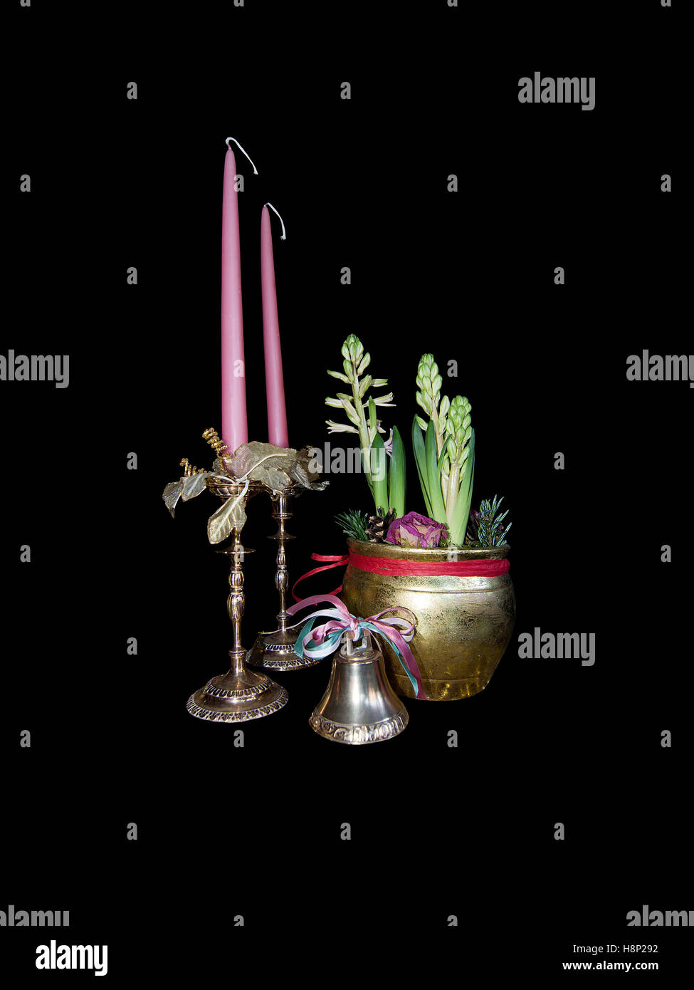 Rosa Thema Kerzen Hyazinthe Weihnachtsschmuck aus goldenem Metall Schalen isoliert auf schwarz Stockfoto