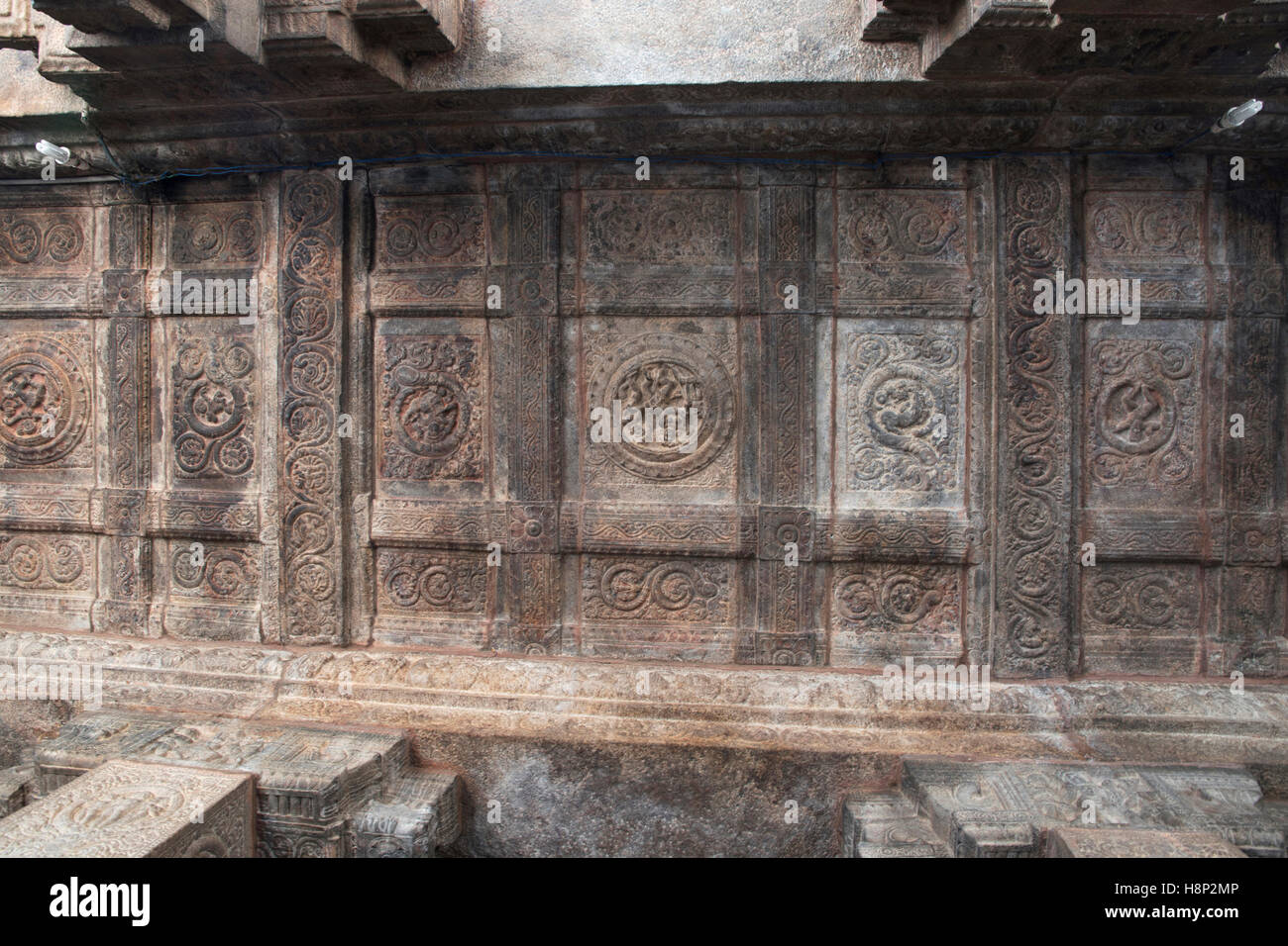 Rechteckige Decke Muster mit dekorativen Design Bänder, Agra-Mandapa, Airavatesvara-Tempel in Darasuram, Tamil Nadu, Indien. Stockfoto