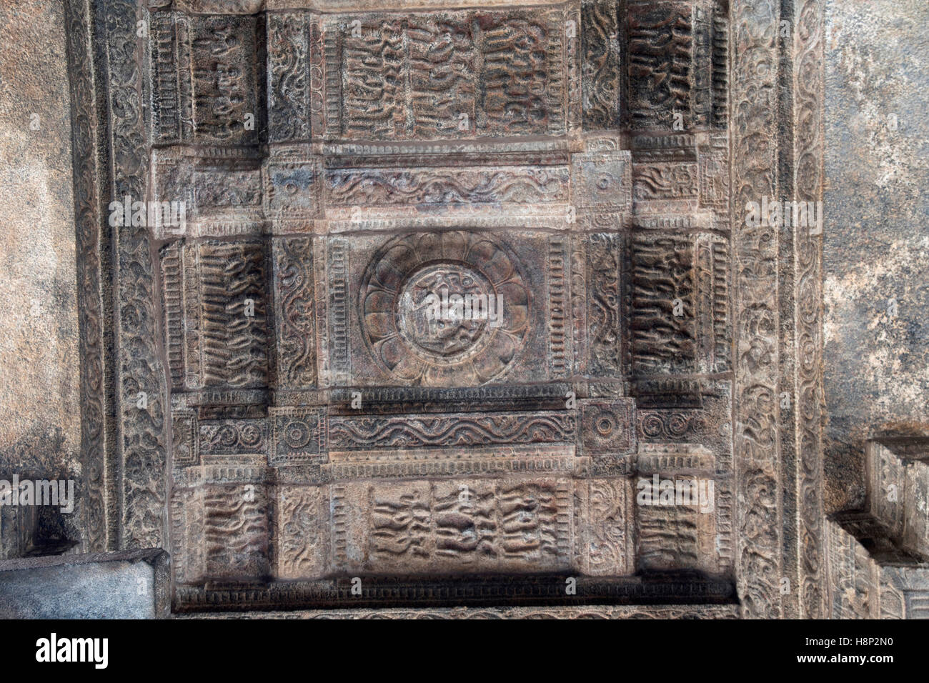 Rechteckige Decke Muster mit dekorativen Design Bänder, Agra-Mandapa, Airavatesvara-Tempel in Darasuram, Tamil Nadu, Indien. Stockfoto