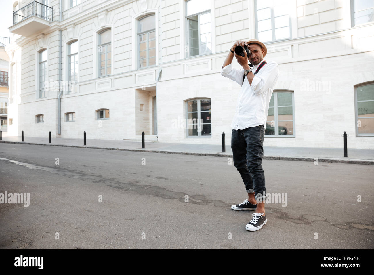 Afro amerikanische Fotograf auf der Straße. fotografiert Stockfoto