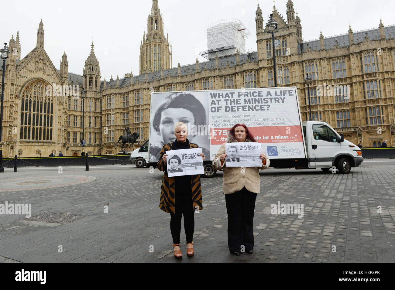 Christine Quinn (links) und Roberta O'Neil, die Töchter von Christopher Quinn vor dem Plakat in Westminster, London, Hervorhebung wie sie behandelt wurden, nach den Morden an ihre lieben-diejenigen von britischen Soldaten. Stockfoto