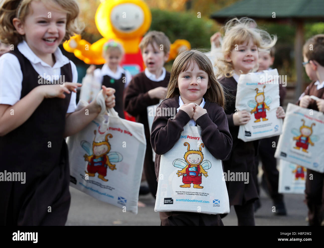 PV-ein Kinder mit ihren Geschenken aus Bookbug im Bereich Roseburn Grundschule in Edinburgh, Buch Woche Schottland 2016 feiern Nationalfeiertag Lesung nehmen Platz vom 21. November bis 27. November. Stockfoto