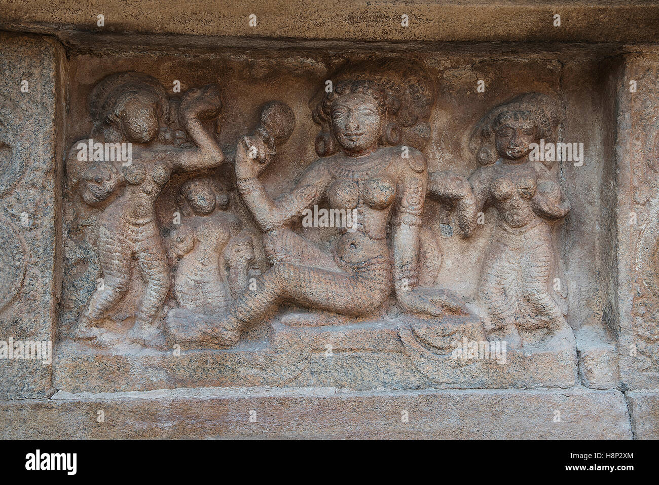 Motive, die Darstellung Darpan Sundari, Sockel aus Agra-Mandapa, Airavatesvara-Tempel-Komplex, Darasuram, Tamil Nadu, Indien. Stockfoto