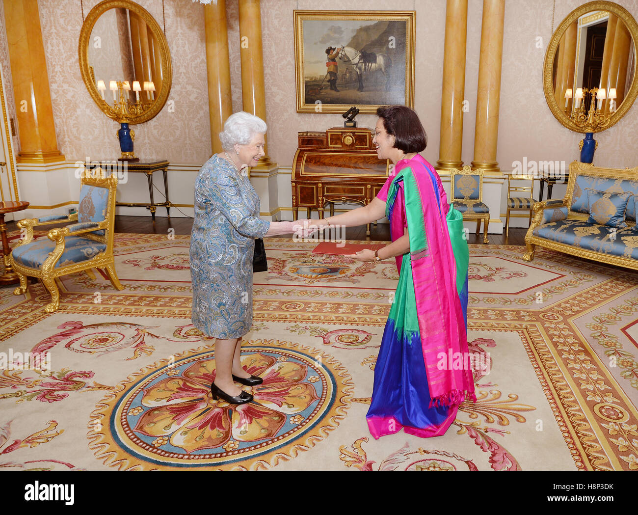 Königin Elizabeth II schüttelt Hände mit ihrer Exzellenz Ms Amari Mandika Wijewardene Hochkommissar von Sri Lanka, bevor sie ihre Briefe der Kommission bei einer Privataudienz mit ihrer Majestät im Londoner Buckingham Palace präsentiert. Stockfoto