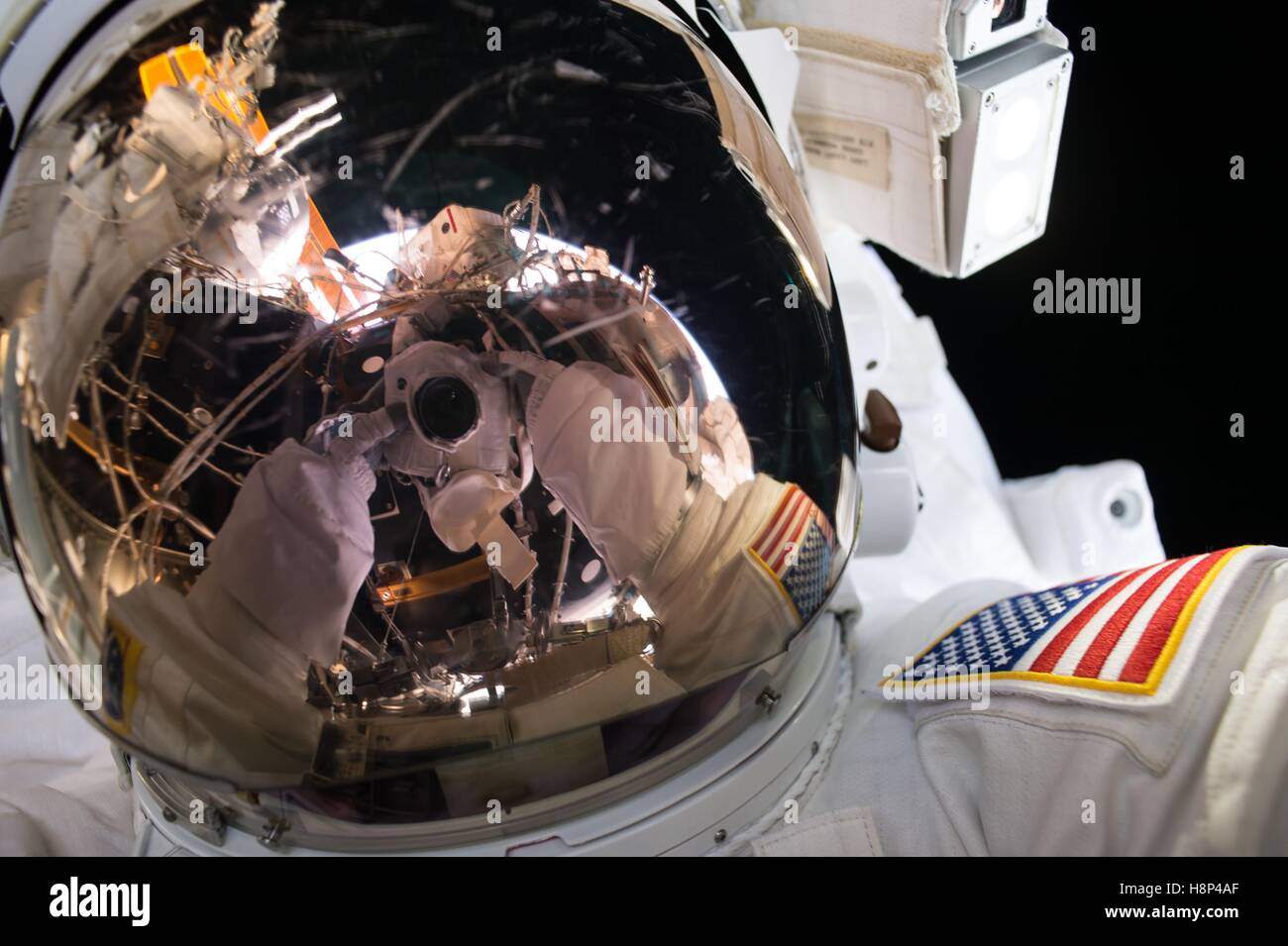 Internationale Raumstation NASA Astronaut Kate Rubins nimmt ein Selbstporträt in ihrem Raumanzug während einer EVA Weltraumspaziergang, den internationalen Docking Adapter 19. August 2016 in der Erdumlaufbahn zu installieren. Die IDAs werden für die zukünftigen Ankünfte von Boeing und SpaceX kommerzielle Mannschaft Raumfahrzeugen verwendet werden. Stockfoto