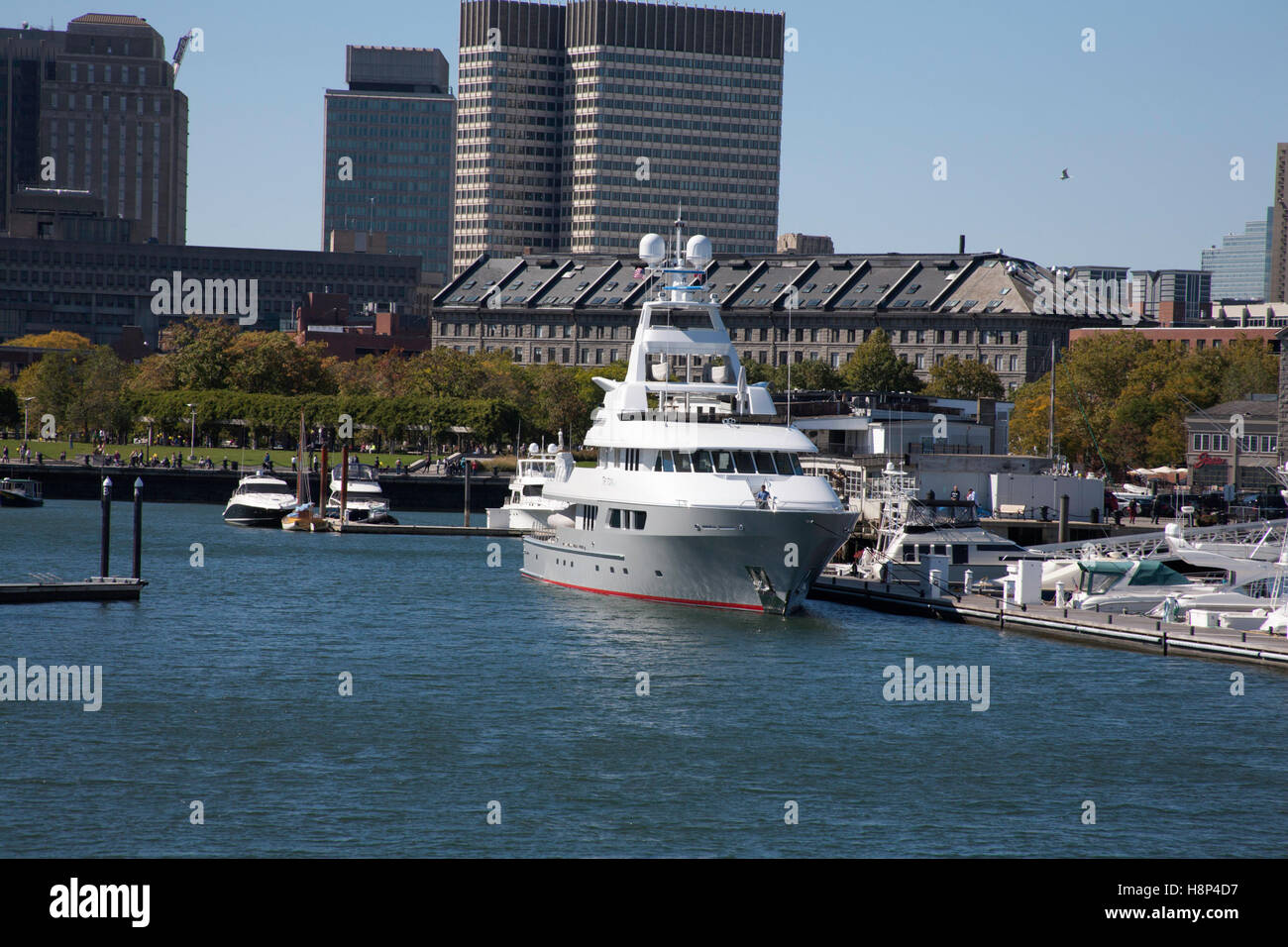 Luxus-Yacht vor Anker von The Waterfront Boston Massachusetts, USA Stockfoto