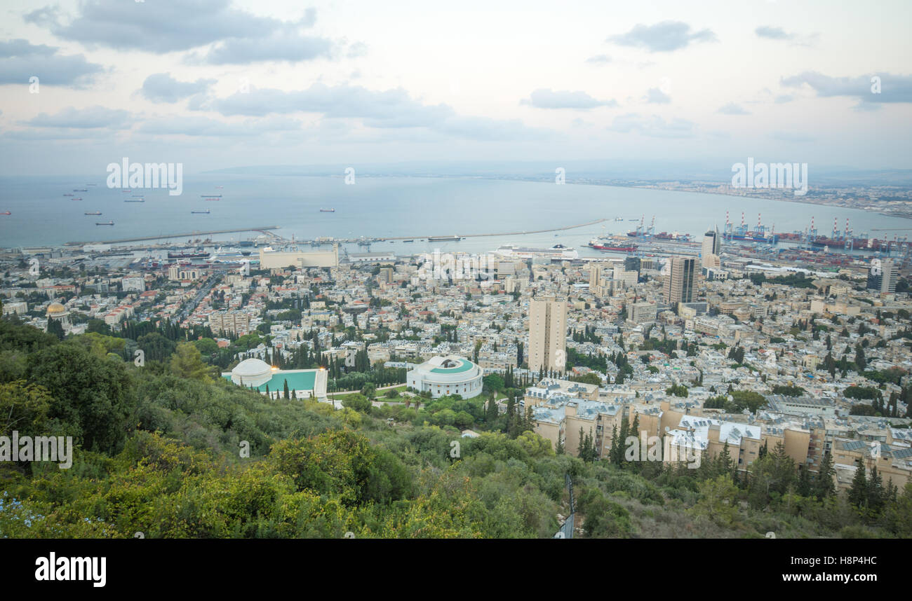 Blick auf die Bucht von Haifa, die BahaiGärten und den Hafen bei