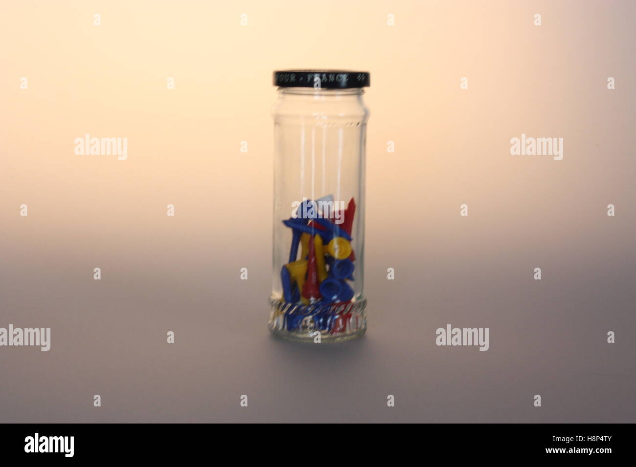 Glas mit Stifte - Stillleben - Leuchtkasten Bild Stockfoto