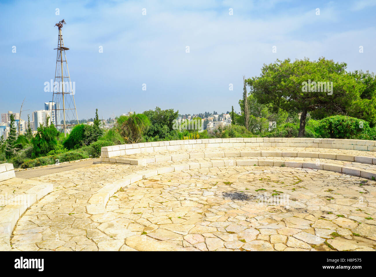 Blick auf eine alte Fahne in Horshat Hameyasdim (Gründer Grove), allgemein bekannt als Givat Hashavshevet (Vane Hill), einen öffentlichen Garten in Stockfoto