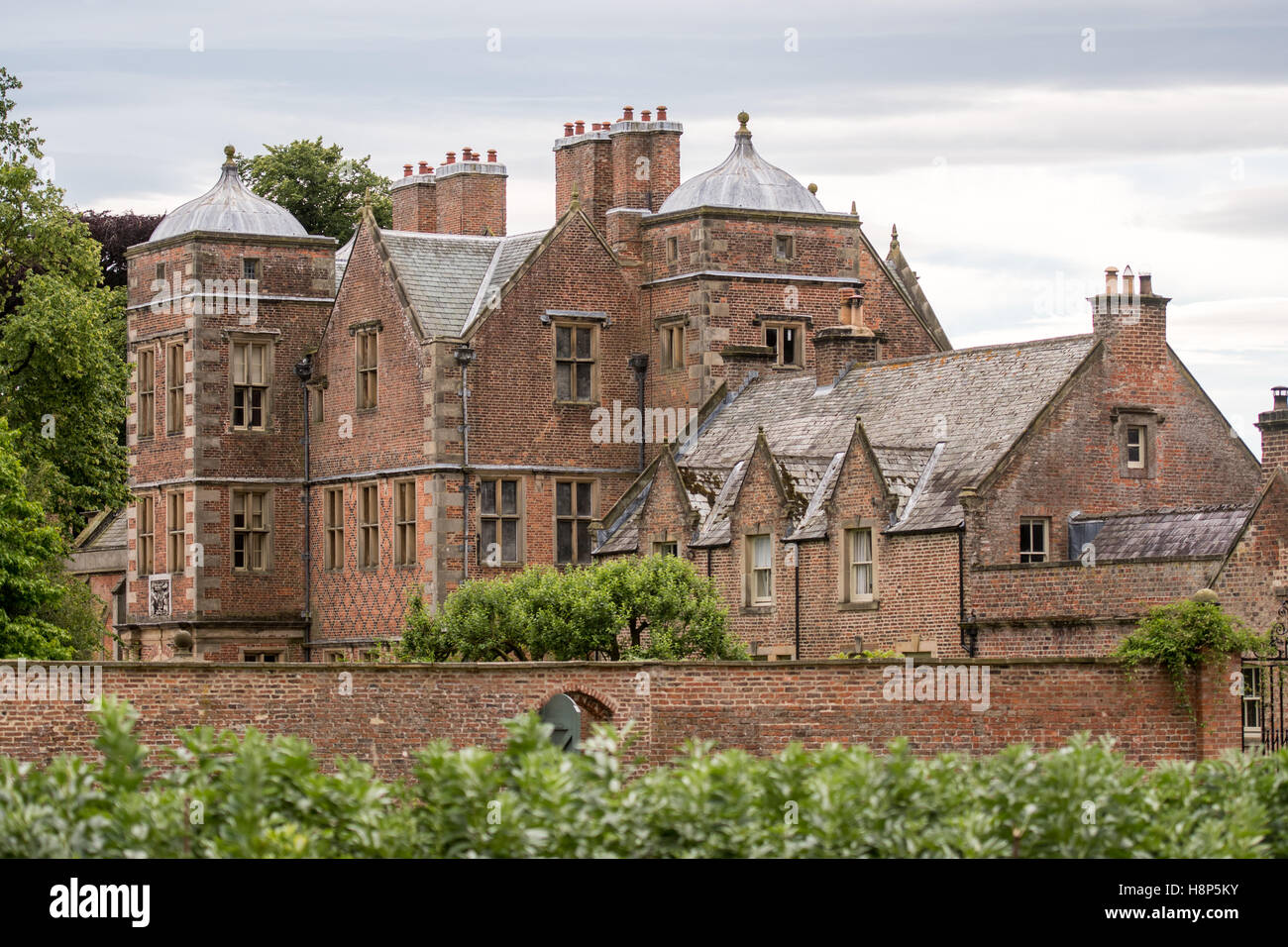 Großbritannien, England, Yorkshire - alte Architektur auf dem Gelände der historischen Kiplin Hall in Yorkshire, England. Stockfoto