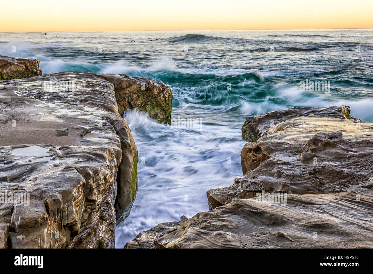 Marine, Ozean, Wellen, Felsen. Stockfoto