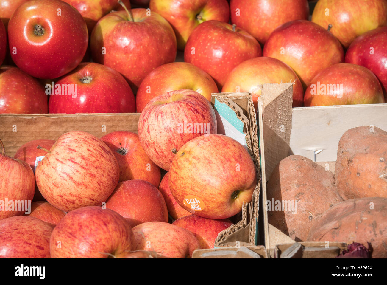 Großbritannien, England, Yorkshire, Richmond - Äpfel und anderen Produkten für den Verkauf in einem lokalen Outdoor-Markt in der Stadt Richmond gelegen Stockfoto