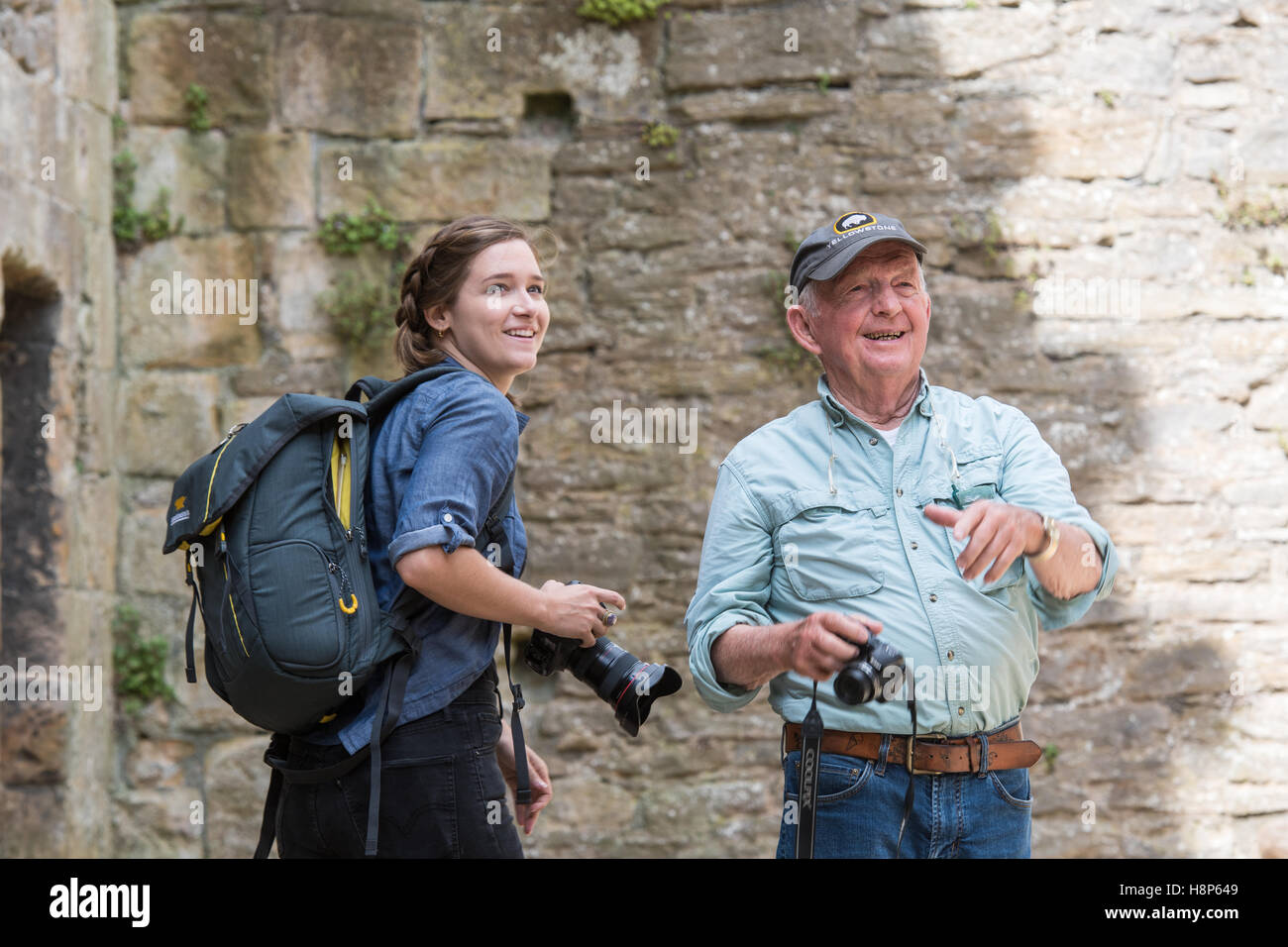 Großbritannien, England, Yorkshire, Richmond - eine junge weibliche Touristen mit einen alten männlichen Touristen im Inneren des Schlosses Richmond, einer der North York Stockfoto