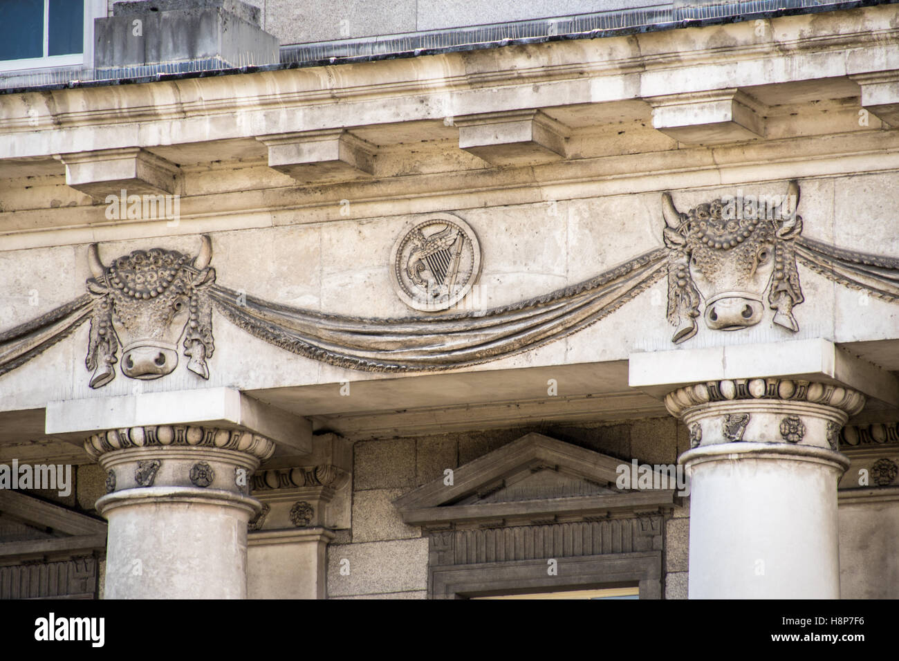 Dublin, Irland - Detail der dekorativen Reliefs an der Außenseite des Custom House, einem neoklassizistischen Gebäude aus dem 18. Jahrhundert. Stockfoto