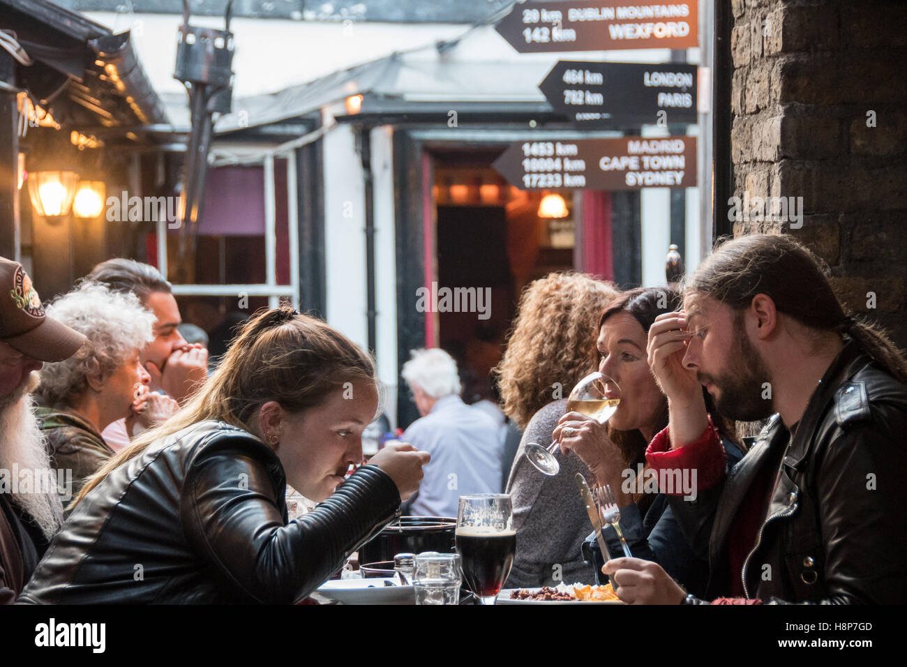 Dublin, Irland - Gäste Speisen in einem örtlichen Pub in der Stadt Dublin, die Hauptstadt der Republik Irland. Stockfoto