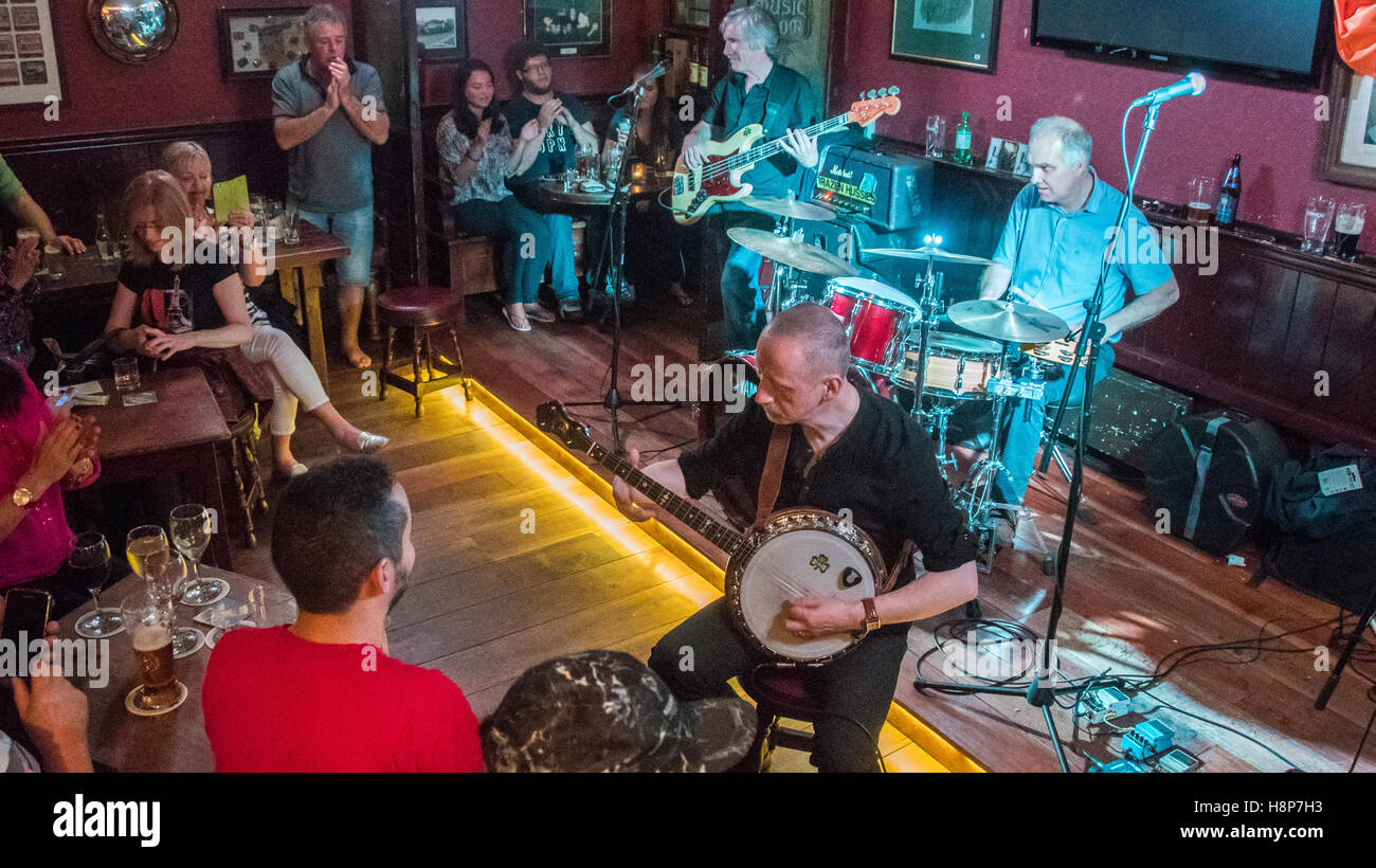 Dublin, Irland - A-Band spielen traditionellen irischen Musik in einer Bar in der Stadt Dublin. Stockfoto