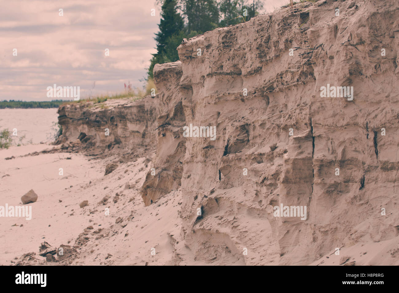 Der dramatische steilen Sandstrand am Fluss. Schwalbennester Stockfoto