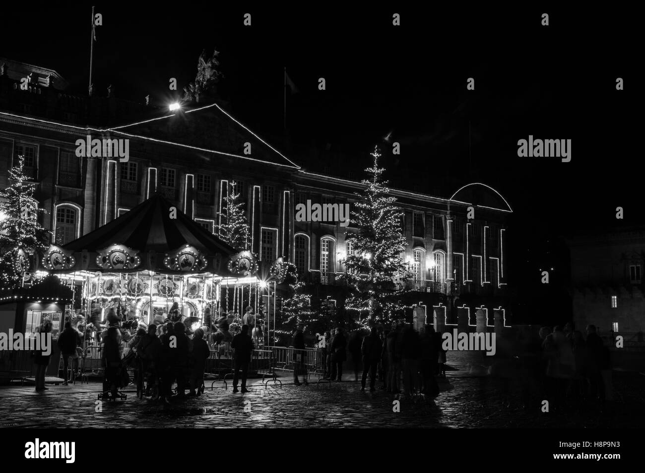 Menschen neben einem Karussell feiert Weihnachten - schwarz / weiß-Version. Stockfoto