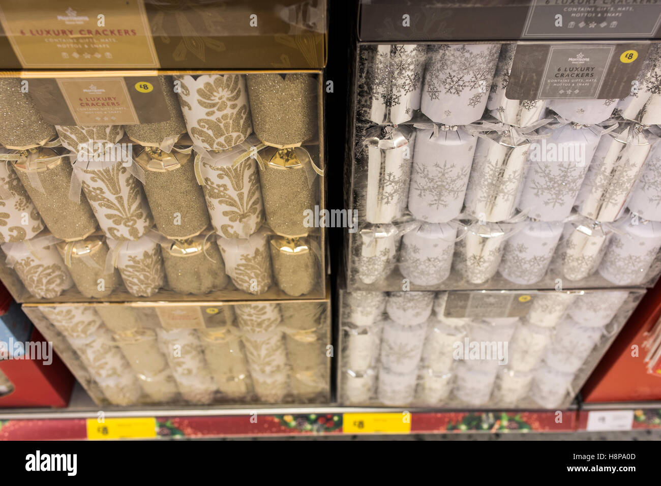 in einem britischen Supermarkt-Geschäft. Christmas Cracker zum Verkauf Stockfoto