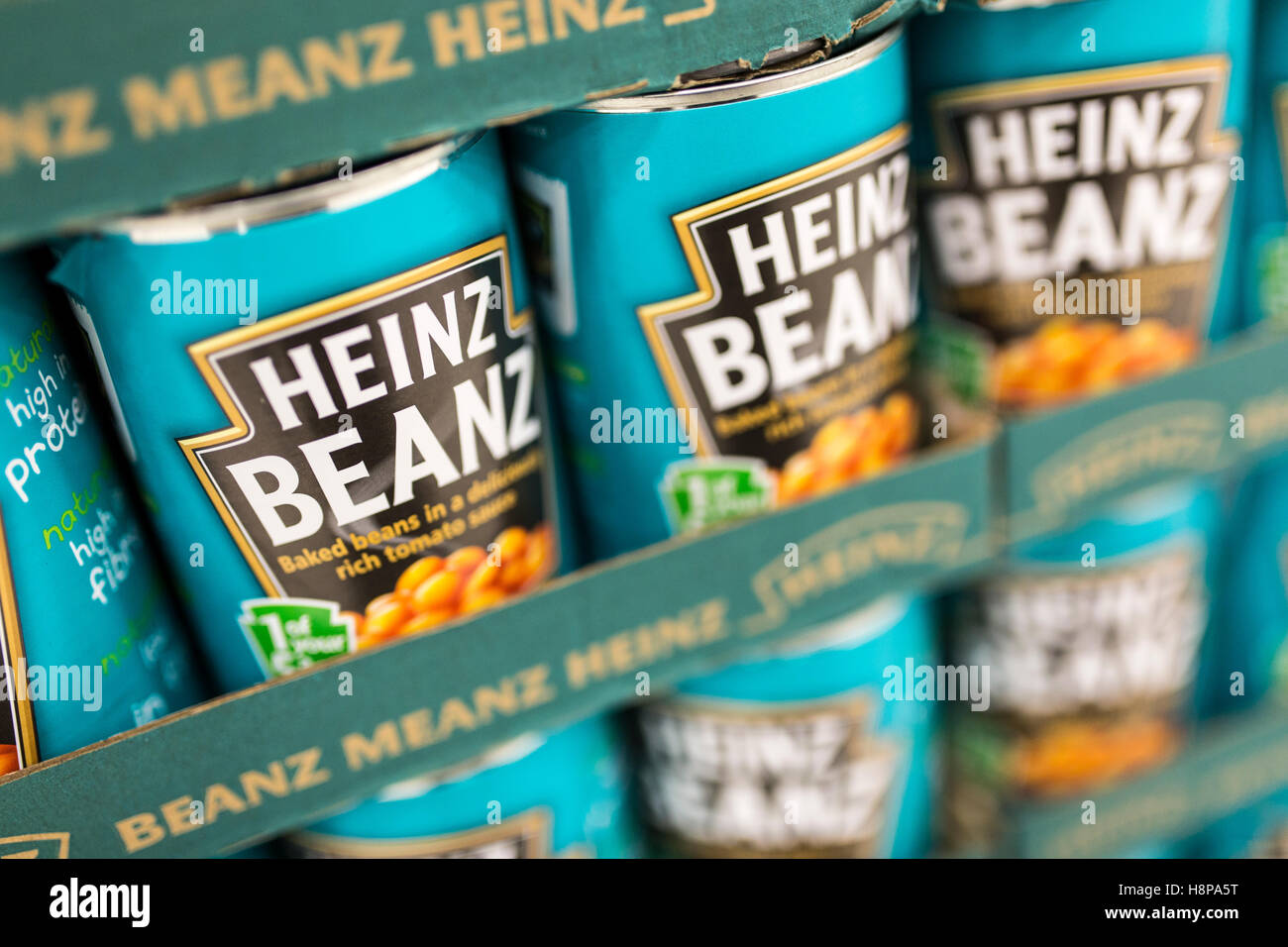 Dosen von Heinz gebackene Bohnen in den Supermarktregalen Stockfoto