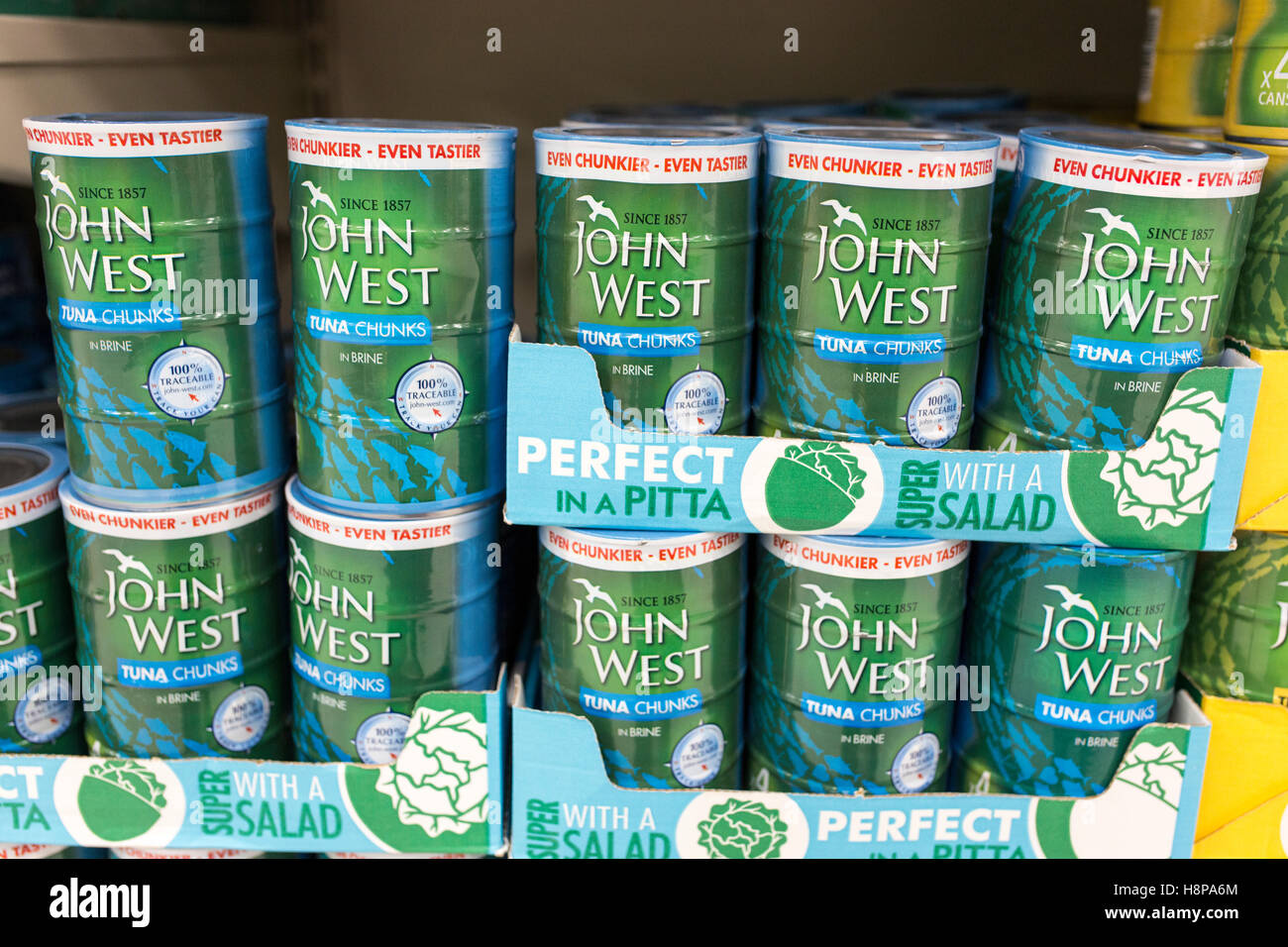 Dosen von John West Thunfisch im Supermarktregal Stockfoto