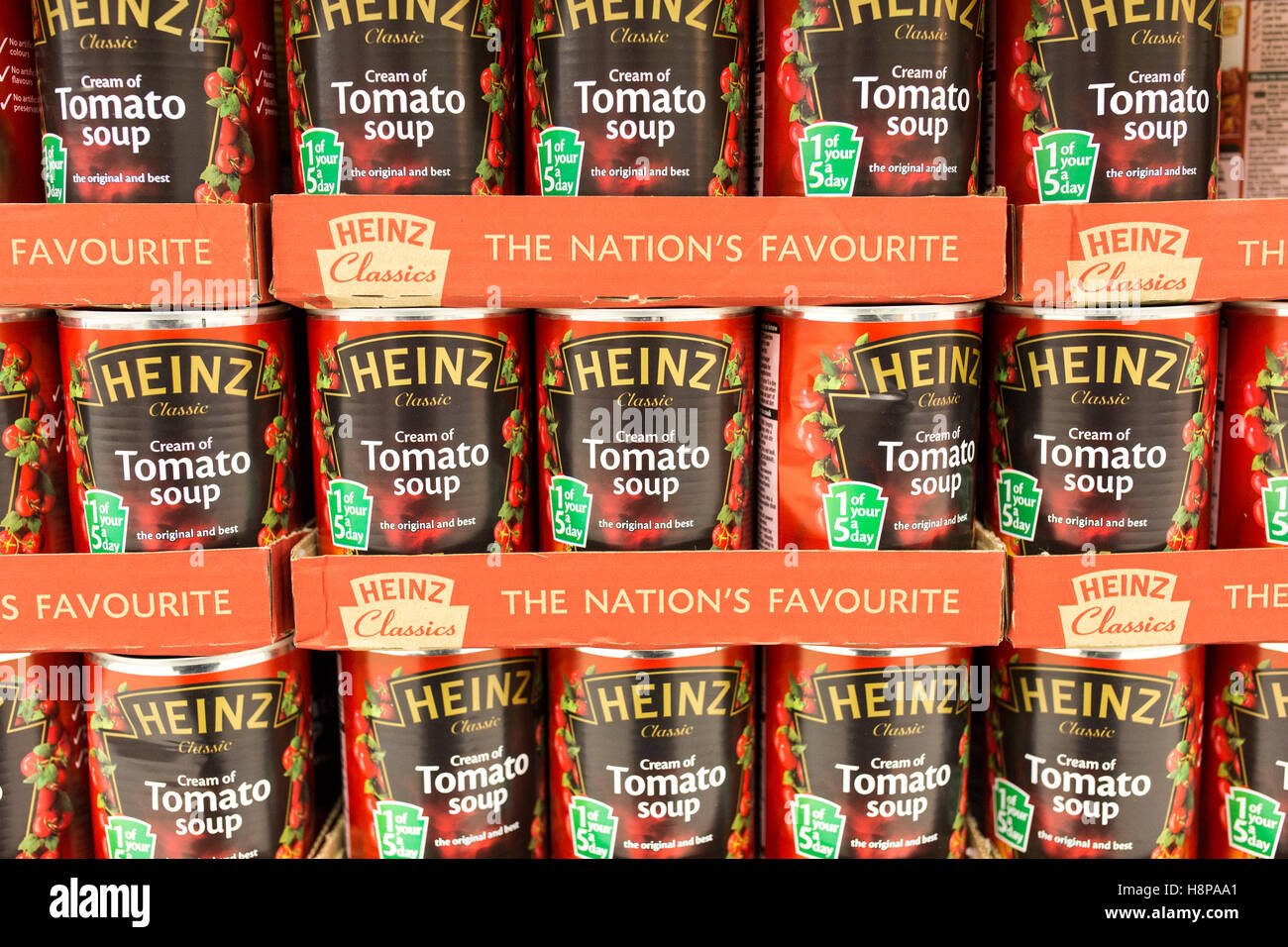 Dosen von Heinz Tomatensuppe im Supermarktregal Stockfoto