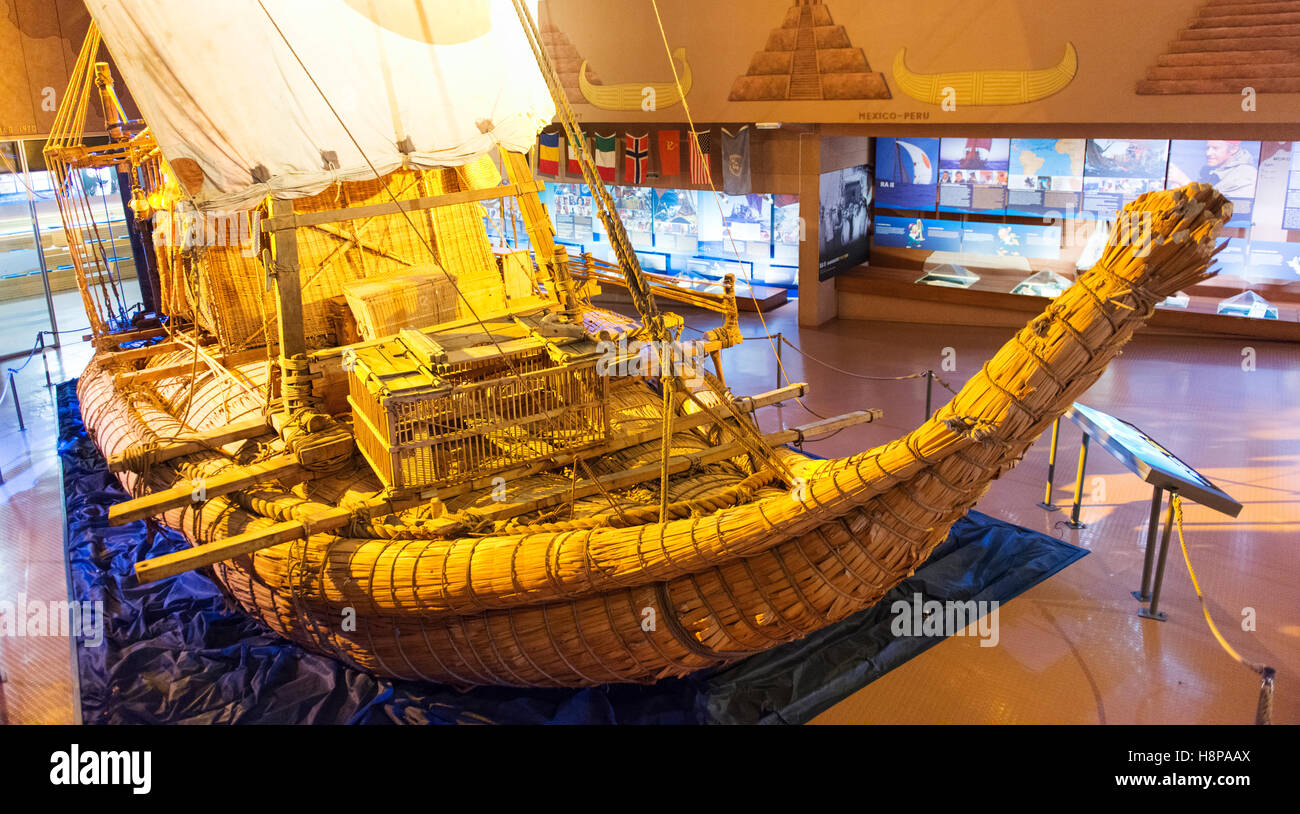 Die Reed-Boot "Ra II", verwendet, um den Atlantik zu überqueren von Thor Heyerdahl. Stockfoto Die Reed-Boot "Ra II", verwendet, um den Atlantik zu überqueren von Thor Heyerdahl. Stockfoto