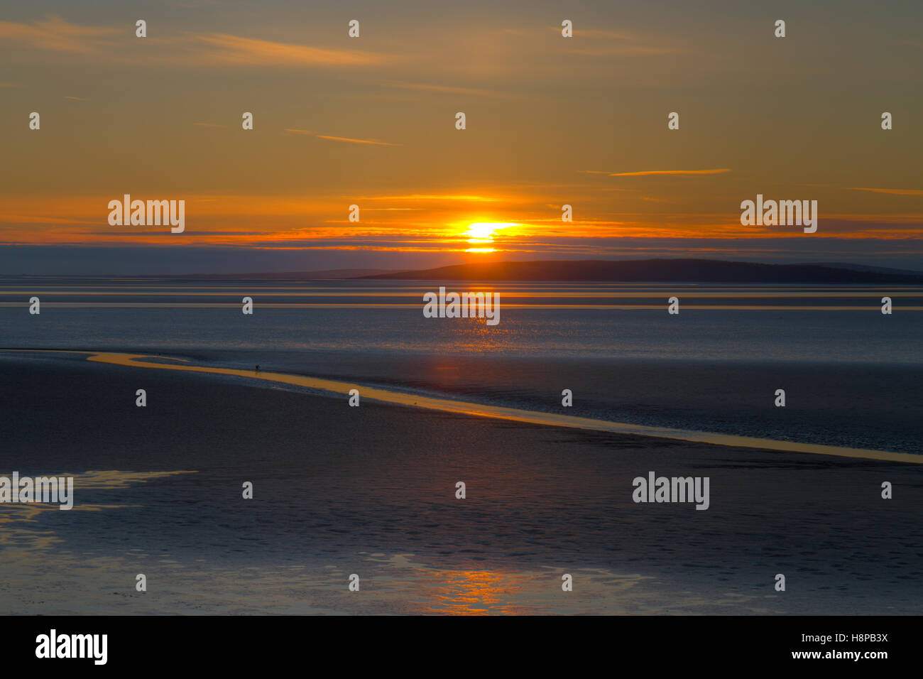 Blick über Bay bei Sonnenuntergang. Silverdale, Morecambe Bay, Lancashire, England. März. Stockfoto