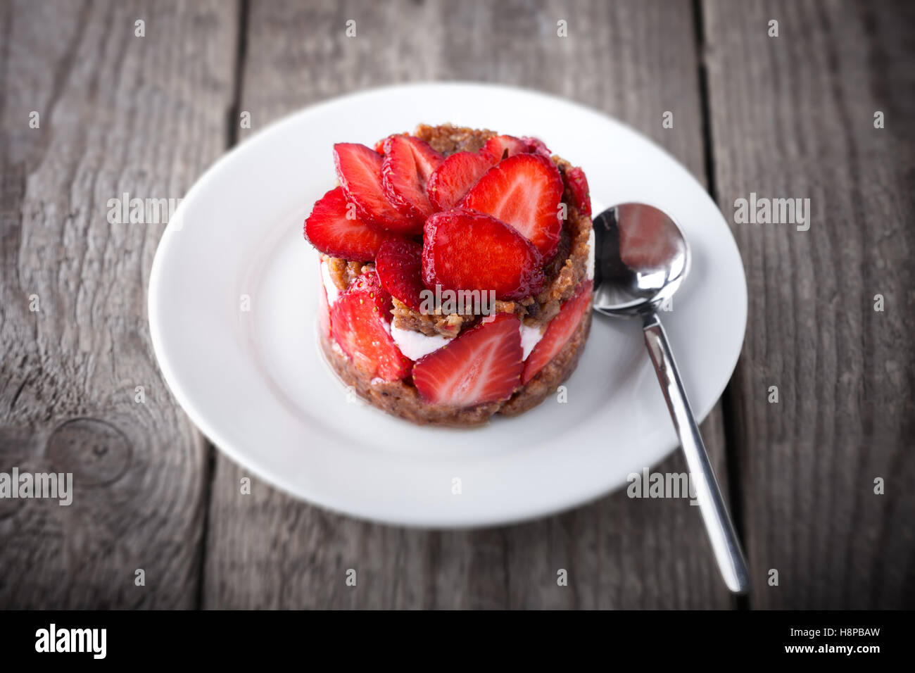 Erdbeeren und Vanillecreme Torte auf einem weißen Teller ...