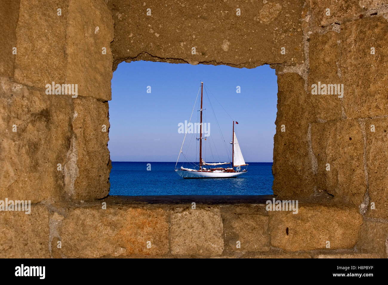 Kreative Bild einer Yacht durch die Wände von Grand fort, Rhodos, Griechenland sehen, Kreative, Rahmen, natürlichen Rahmen, Yacht, PRADEEP SUBRAMANIAN Stockfoto