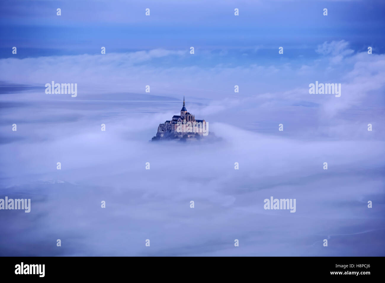 Luftaufnahme über Le Mont-Saint-Michel (Normandie, Frankreich Nord-West) im Nebel. Stockfoto