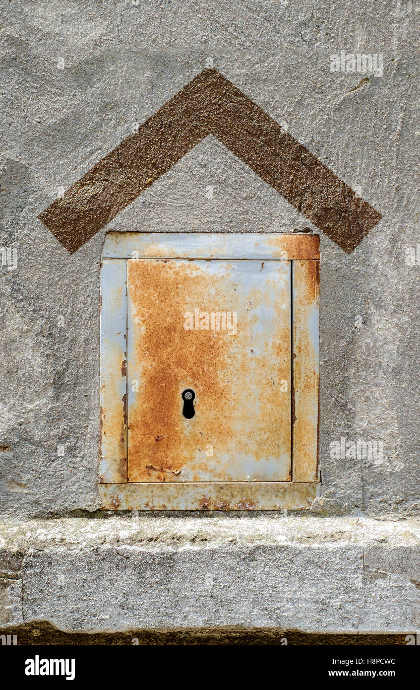 Metallische Klappe als ein Konzept von zu Hause. Haus Symbol Zeichen. Stockfoto